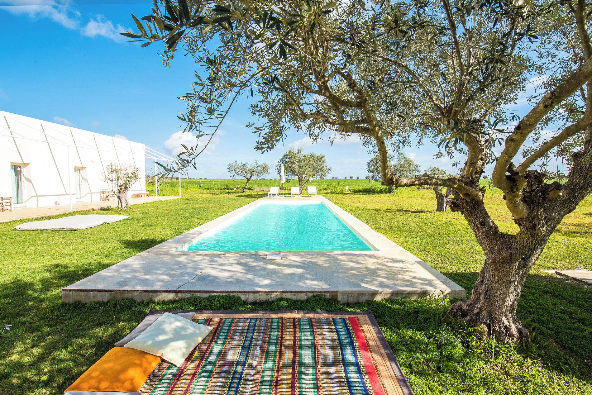 Una piscina al aire libre de temporada