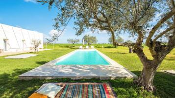 Una piscina al aire libre de temporada
