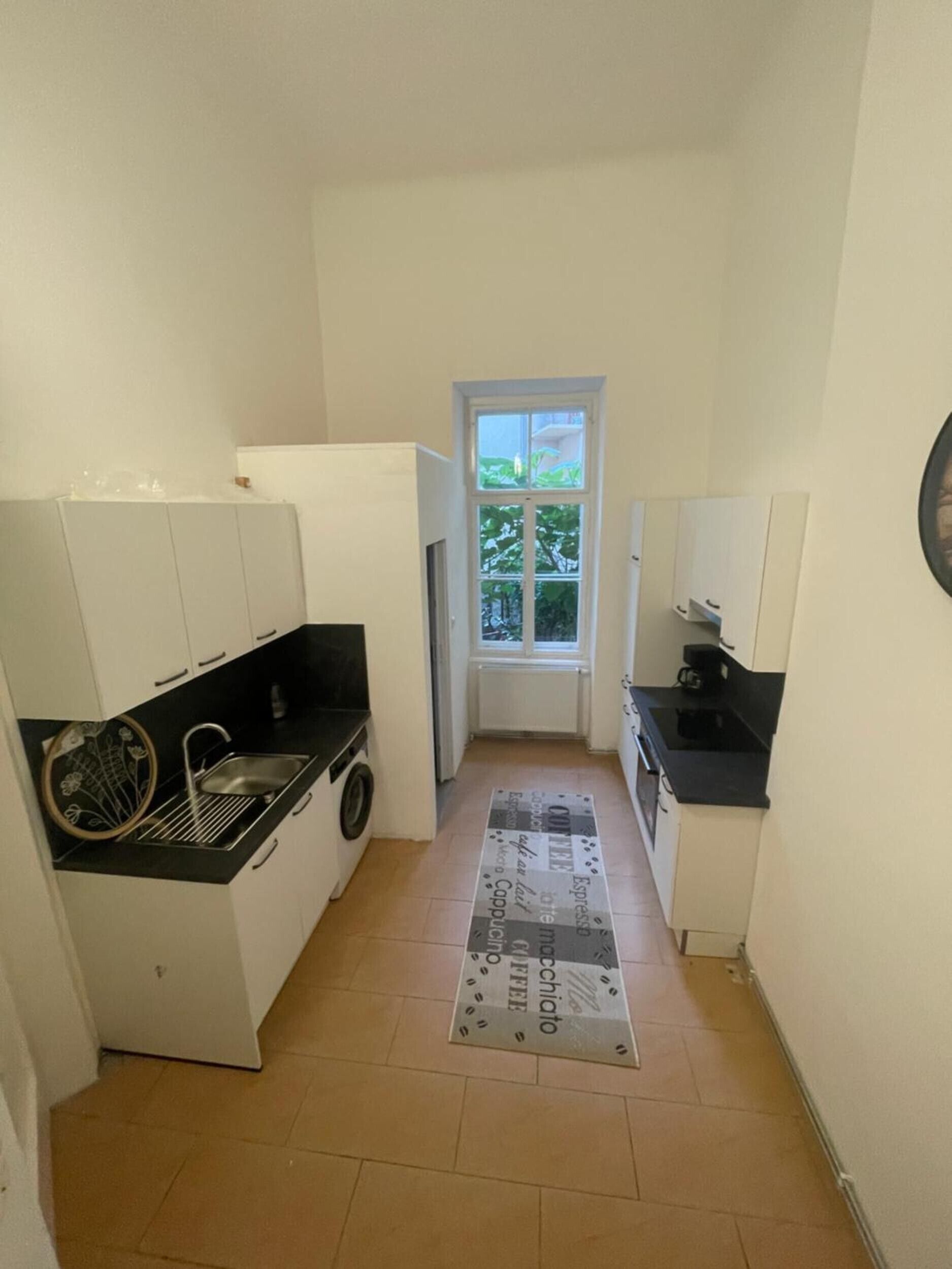 Coffee/tea maker, fridge, oven, stovetop