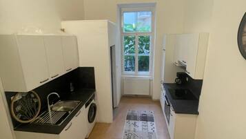 Coffee/tea maker, fridge, oven, stovetop