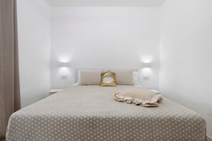 A bedroom with a bed, pillows, and wall-mounted lights. - Villa Matilde Domo Boutique - Barby Room (Torre degli Ulivi)