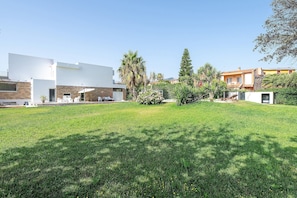 A modern building with a flat roof, a grassy yard, and a clear sky. - Villa Matilde Domo Boutique - Barby Room (Torre degli Ulivi)