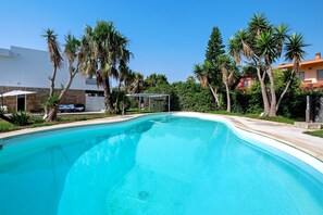A swimming pool surrounded by palm trees and a white building. - Villa Matilde Domo Boutique - Master Suite with Sea View (Torre degli Ulivi)