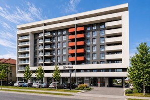 Exterior - Cozy Urbana Flat in Oradea with Private Parking • Fast WiFi • Self Check-in • AC (Oradea)