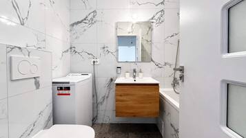 Haartrockner, Handtücher, Seife, Shampoo