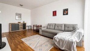 Living area - Cozy Urbana Flat in Oradea with Private Parking • Fast WiFi • Self Check-in • AC (Oradea)