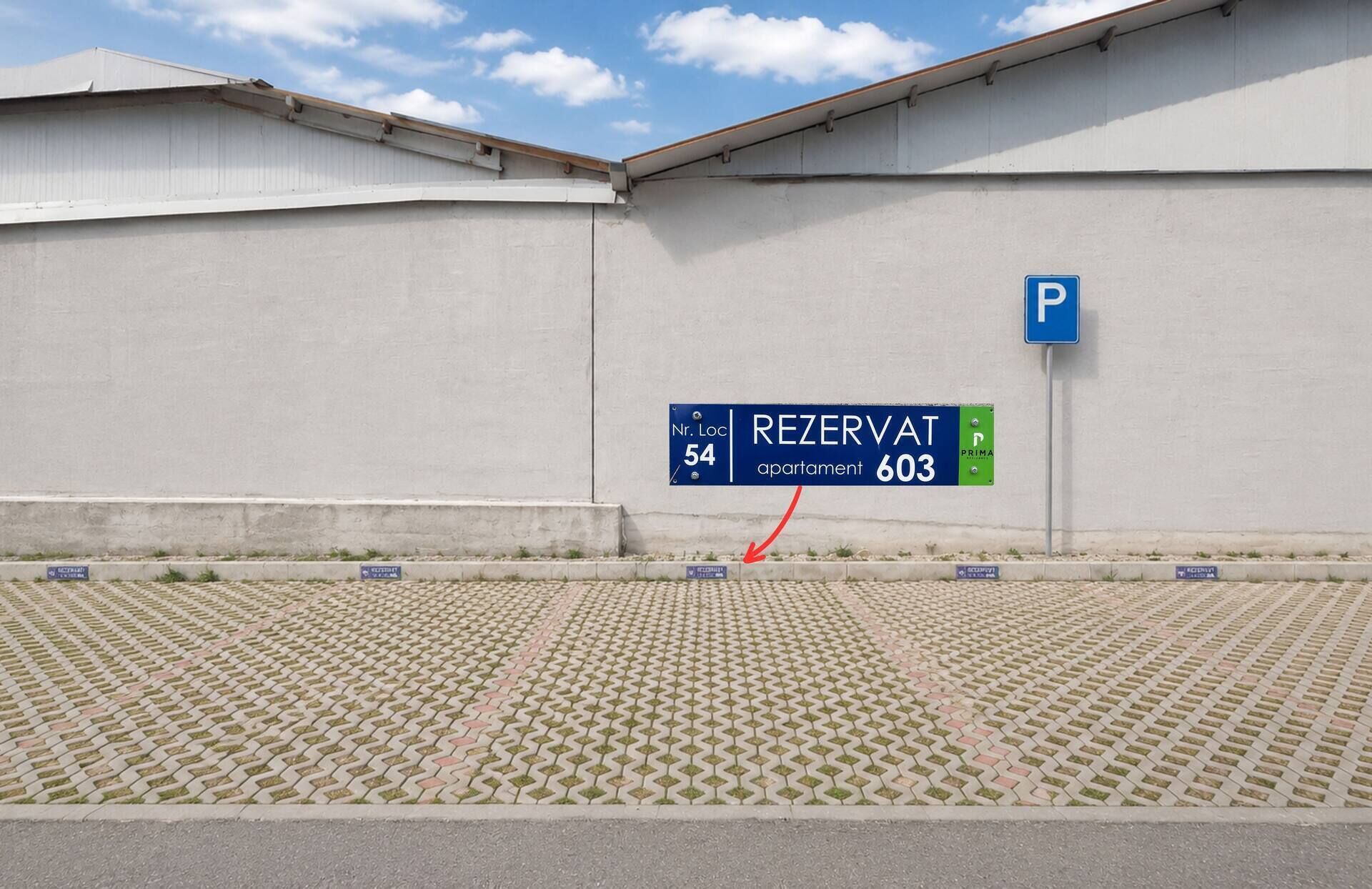 Un bâtiment avec un panneau indiquant un parking, un panneau indiquant un appartement réservé et une zone pavée.