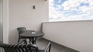 Unclassified image, 5 of 18, button - Cozy Urbana Flat in Oradea with Private Parking • Fast WiFi • Self Check-in • AC (Oradea)