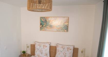 The Little Farmhouse in Amiens - 1-Bedroom Apartment - Air-Conditioned!