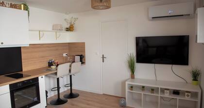 The Little Farmhouse in Amiens - 1-Bedroom Apartment - Air-Conditioned!