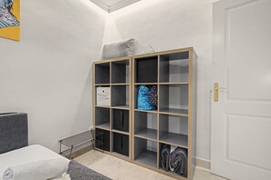 Une chambre dotée d’une armoire intégrée, d’un lit et d’un petit coin salon.