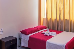 Basic Room - Hostal Bryana Baños (Baños de Agua Santa)