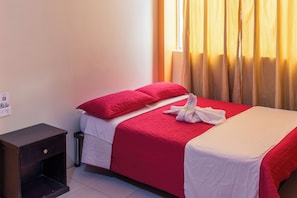 Basic Room - Hostal Bryana Baños (Baños de Agua Santa)