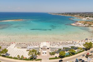A coastal hotel with multiple beachside rooms, a parking area, and a view of the sea. - Villetta Fico d`India by BarbarHouse (Sant'Isidoro)