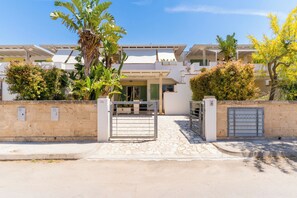 A gated entrance to a residential building with a stone pathway leading to the door. - Villetta Fico d`India by BarbarHouse (Sant'Isidoro)