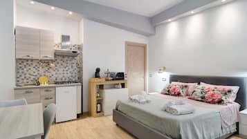 Tabla de planchar con plancha, wifi y ropa de cama