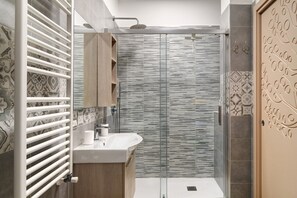 Ein modernes Badezimmer mit Dusche, Toilette und Waschbecken.