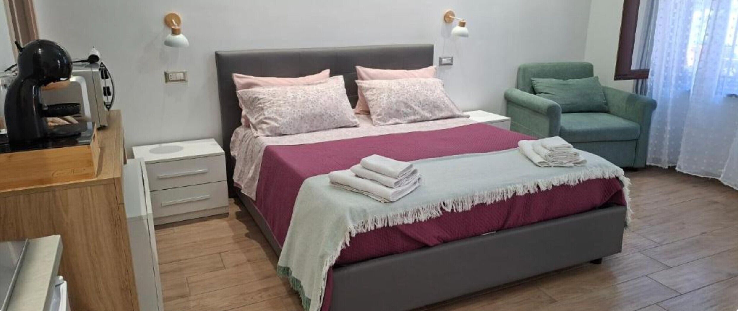 Tabla de planchar con plancha, wifi y ropa de cama 