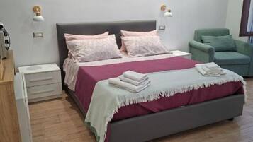 Tabla de planchar con plancha, wifi y ropa de cama