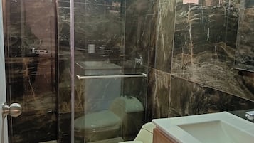 Toallas, jabón, shampoo, papel de baño