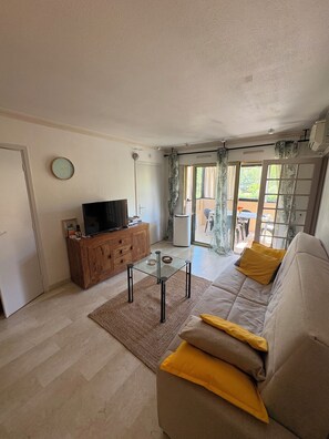 Living area - Two-room apartments just a stone's throw from Cannes. (Mougins)