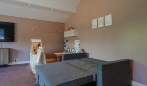 A room with a bed, a desk, and a television. - Greenways House - Parking, Pool Table and Garden! (Wetley Rocks)