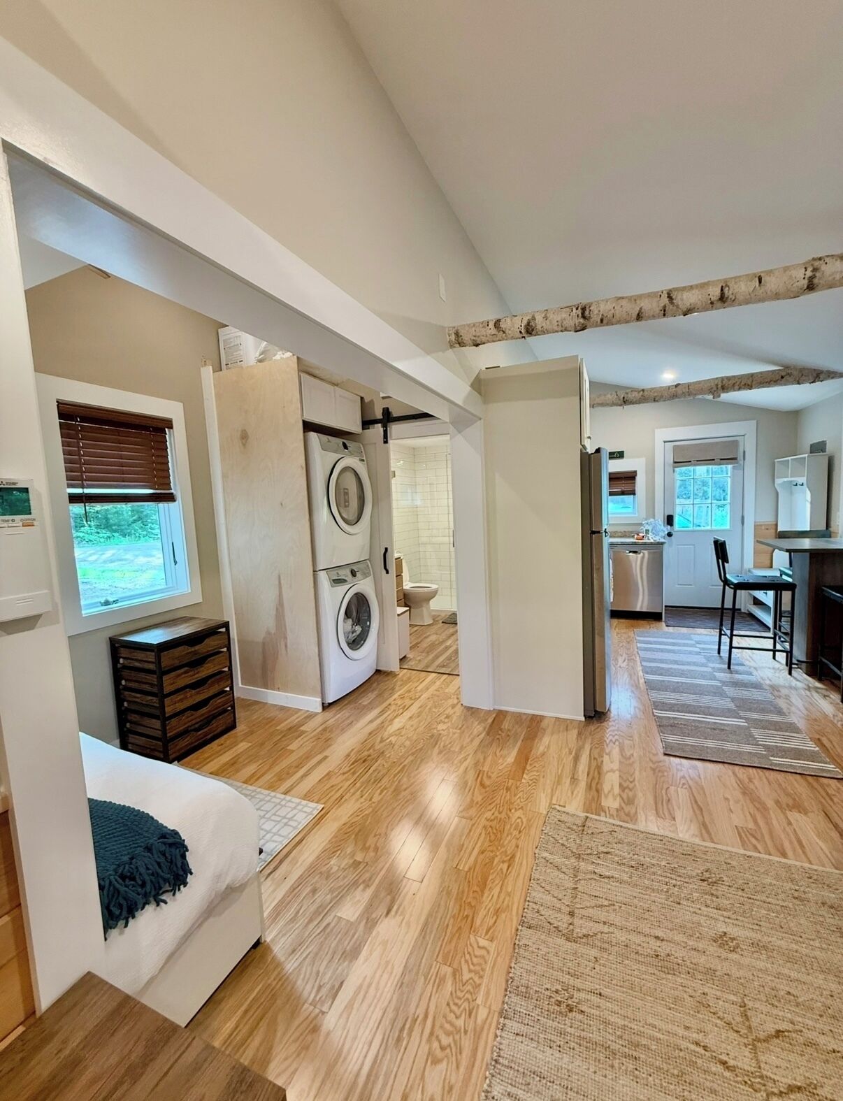 Un apartamento moderno con lavadero, comedor y vistas al exterior.