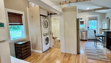 Un apartamento moderno con lavadero, comedor y vistas al exterior.