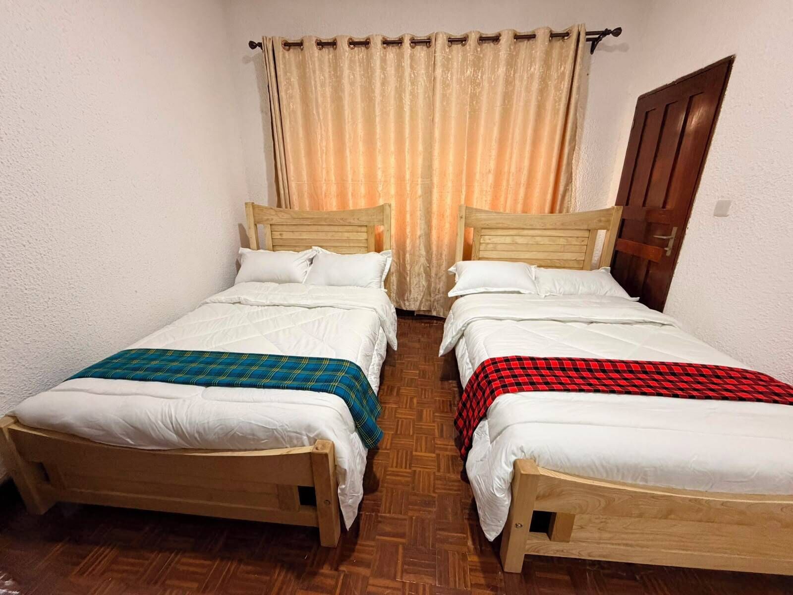 5 bedrooms, iron/ironing board, WiFi, bed sheets