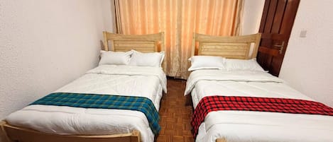 5 bedrooms, iron/ironing board, WiFi, bed sheets