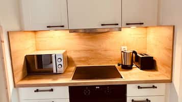 Cafetière/bouilloire, réfrigérateur, micro-ondes, four