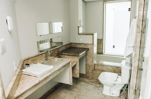 Deluxe tweepersoonskamer, uitzicht op stad | Badkamer | Gratis toiletartikelen, handdoeken, zeep, shampoo