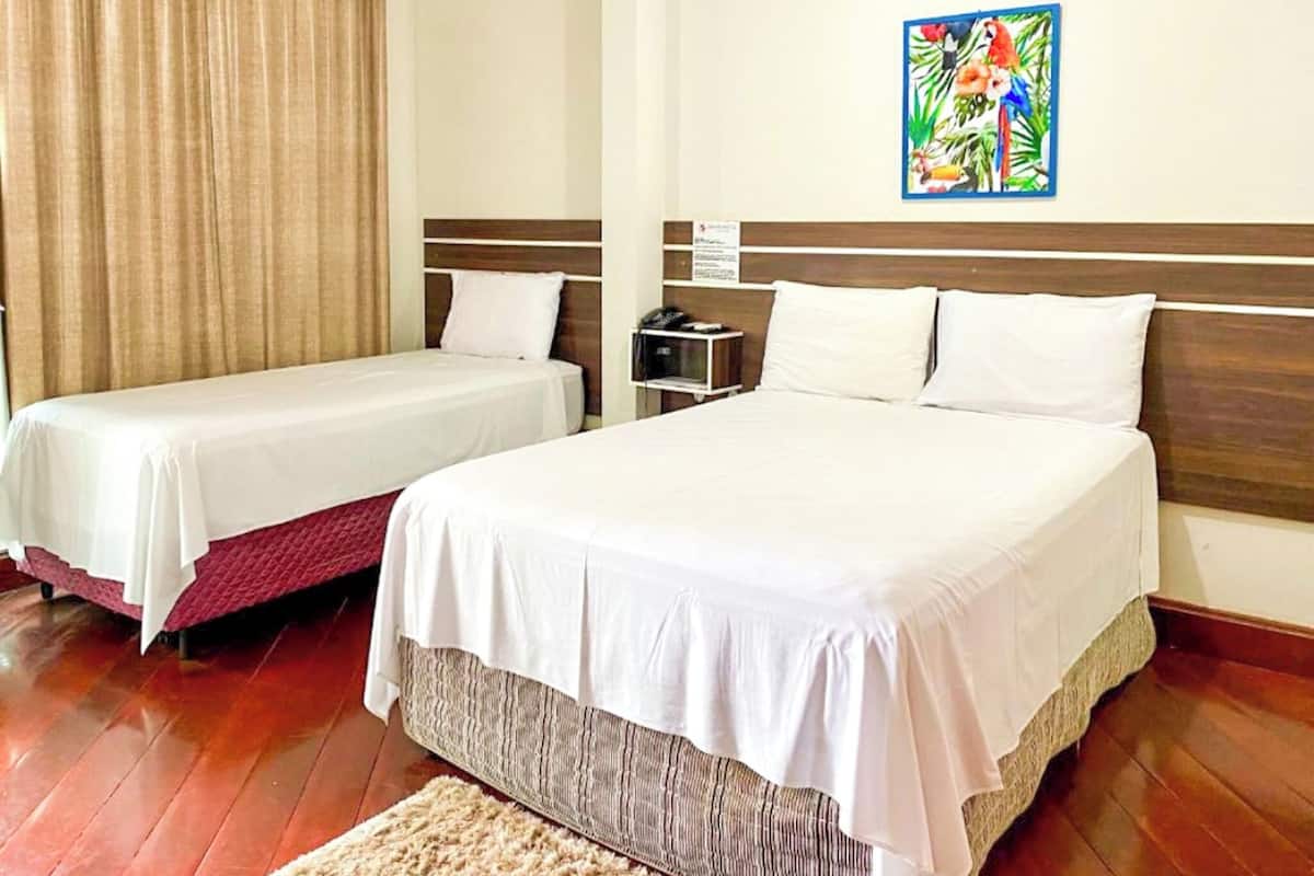 Habitación triple, vista a la ciudad | Escritorio y wifi gratis