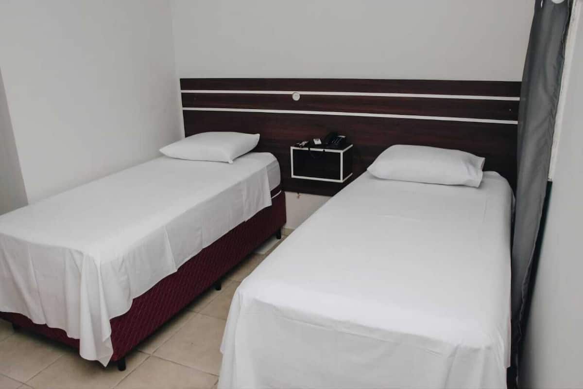 Habitación con 2 camas individuales, vista a la ciudad | Escritorio y wifi gratis