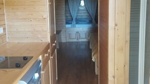 1 bedroom, bed sheets - In the countryside, the LARAMIERE Beaujot trailer. Pets allowed. (Laramière)