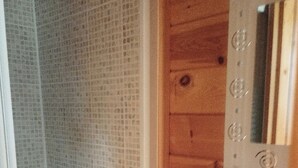 Bathroom - In the countryside, the LARAMIERE Beaujot trailer. Pets allowed. (Laramière)