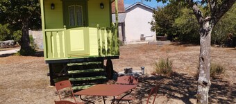 In the countryside, the LARAMIERE Beaujot trailer. Pets allowed.