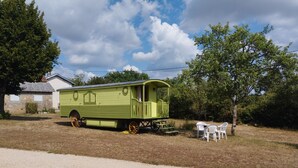 Exterior - In the countryside, the LARAMIERE Beaujot trailer. Pets allowed. (Laramière)