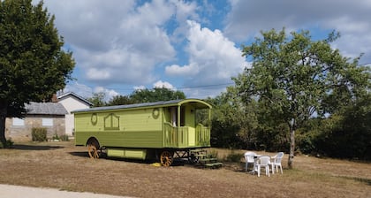 Dans la campagne, la roulotte a beaujot LARAMIERE Animaux de compagnie acceptés