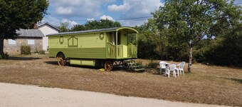 In the countryside, the LARAMIERE Beaujot trailer. Pets allowed.