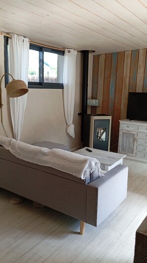 Ein Schlafzimmer mit einem Bett, einer Lampe, einem Fernseher und einem Schrank.