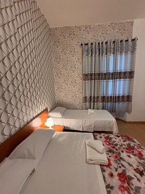 Desk, laptop workspace, WiFi (free) - Roma paradise inn (Roma)