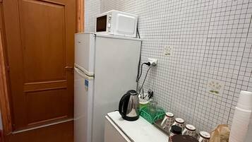 Frigobar, microondas, horno y parrilla de estufa
