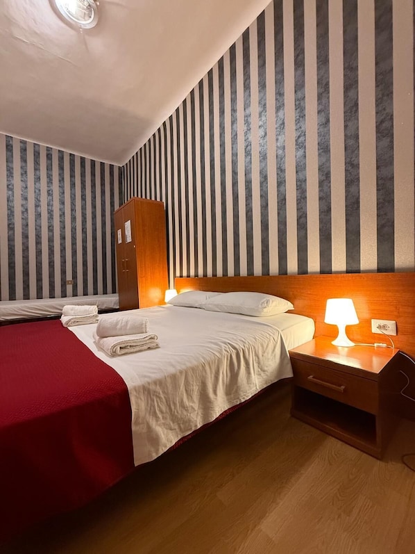 Double or Twin Room | Desk, laptop workspace, WiFi (free) - Roma paradise inn (Roma)