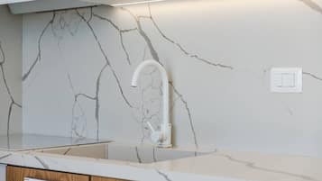 Kühlschrank, Ofen, Herdplatte, Kochgeschirr/Geschirr/Besteck