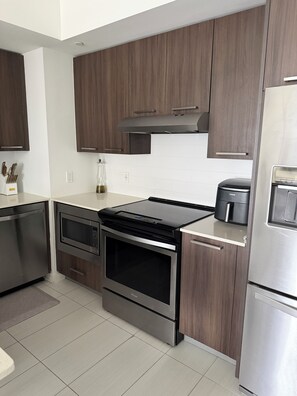 Private kitchen - Pet-Friendly Modern Unit with Gym, Sauna & Rooftop Pool (Miami)