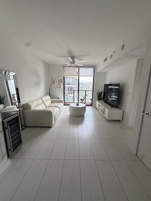 Living area - Pet-Friendly Modern Unit with Gym, Sauna & Rooftop Pool (Miami)