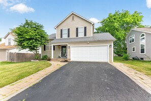 Exterior - Elegant 3BR 5-Bed Spacious Home: Pool & Patio (Galloway)