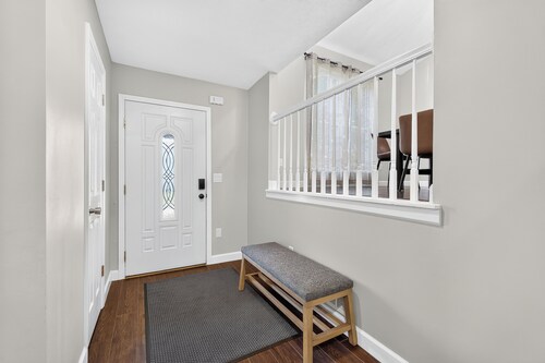 Elegant 3BR 5-Bed Spacious Home: Pool & Patio