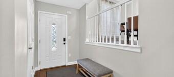 Elegant 3BR 5-Bed Spacious Home: Pool & Patio
